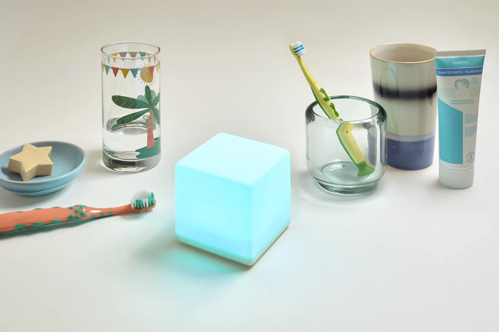 Un cube LittleCubes bleu avec des brosses à dents et du dentifrice